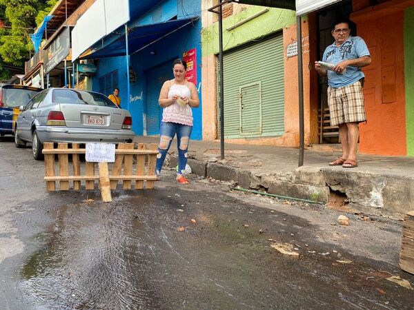 Escasea el agua, pero Essap nada hace ante caño roto en el Mercado 4 - Nacionales - ABC Color