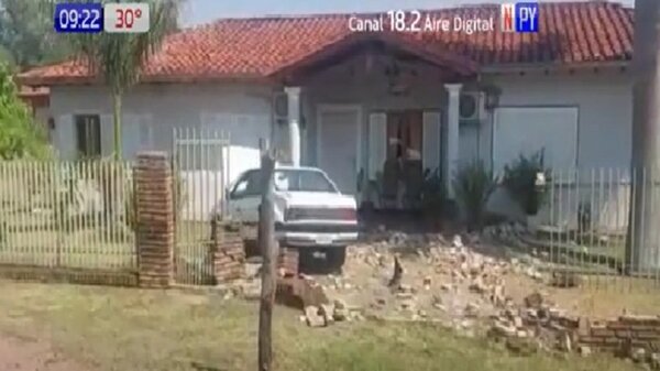Perdió el control de su auto y terminó en una casa en Paraguarí | Noticias Paraguay