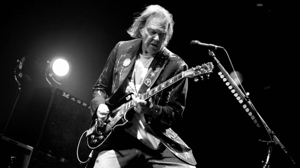 Diario HOY | Neil Young pide a Spotify retirar su música por podcast con desinformación del covid-19