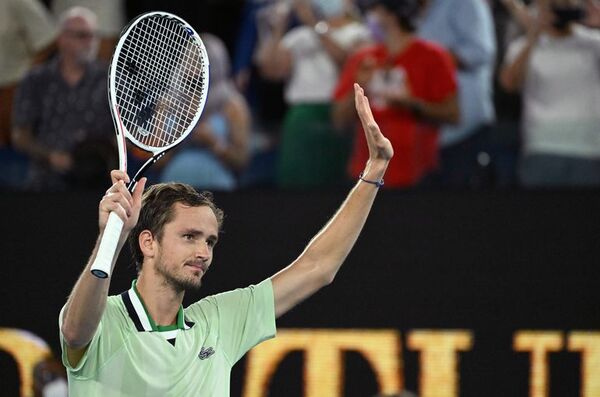 Medvedev clasificó y medirá a Tsitsipas en semifinales - Tenis - ABC Color