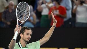 Medvedev se las verá con Tsitsipas en semifinales