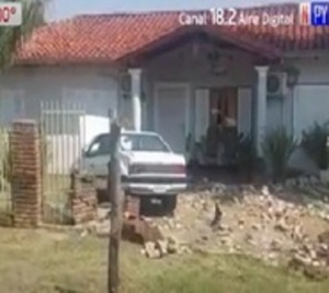 Perdió el control de su auto y terminó en una casa en Paraguarí - Paraguay.com