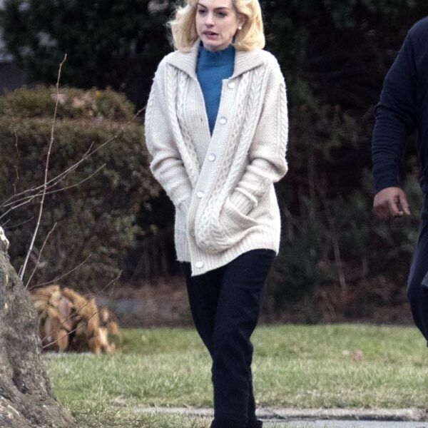 Ni morena ni con su flequillo más icónico: Anne Hathaway sorprende con un nuevo cambio de look