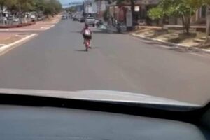 Fiscal rescata a niña de 5 años que huyó de su casa en bici y cruzó semáforo en rojo