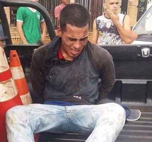 Maleante recibe golpizas de vecinos tras robo de celular - La Clave