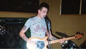 Murió por COVID el bajista de la banda neonazi Skrewdriver: no se vacunó porque decía que la pandemia era un