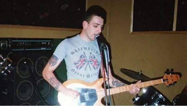 Murió por COVID el bajista de la banda neonazi Skrewdriver: no se vacunó porque decía que la pandemia era un