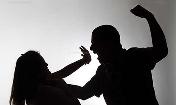 Mujer no quiso que detengan a su pareja que la golpeo violentamente en el rostro - OviedoPress