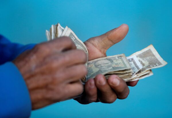 El dólar alcanza los cien pesos en el mercado informal de Cuba - MarketData