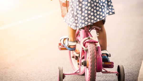 Indagan caso de una niña de 5 años que escapó de su casa en bicicleta