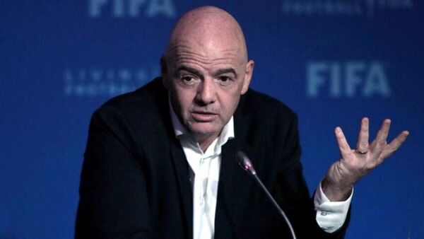 Infantino usó a los migrantes africanos para defender el mundial cada 2 años