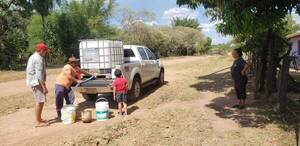 Crónica / Caapucú: No mueren de sed gracias a que "llueve" solidaridad