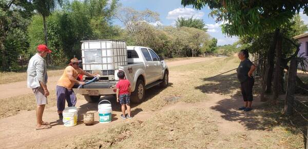 Crónica / Caapucú: No mueren de sed gracias a que "llueve" solidaridad