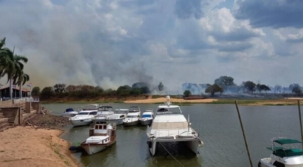 Incendio consume un islote ubicado cerca del Yacht y Golf Club