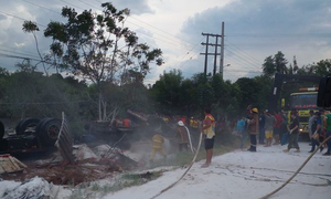 Camión vuelca en Santaní y ocupantes quedan sepultados - OviedoPress