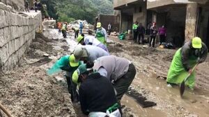 Evacuación de turistas y habitantes del pueblo de Machu Picchu tras desbordarse el río Alcamayo