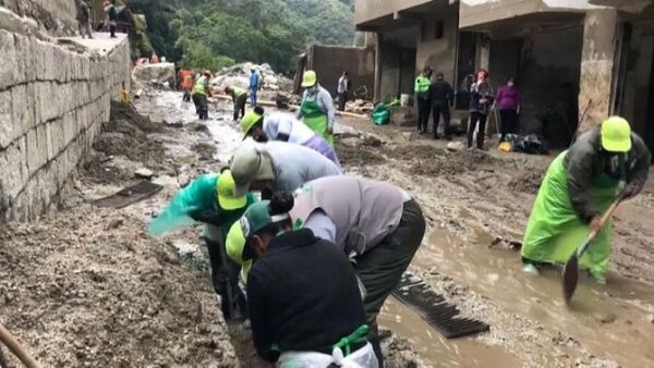 Evacuación de turistas y habitantes del pueblo de Machu Picchu tras desbordarse el río Alcamayo