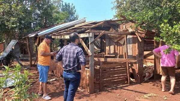 Asisten a familias afectadas por temporal en Yatytay