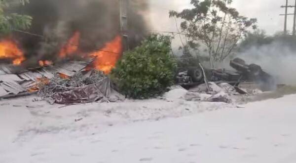 Crónica / [VIDEO] Grave accidente en San Pedro: bomberos rescatan del fuego a víctimas