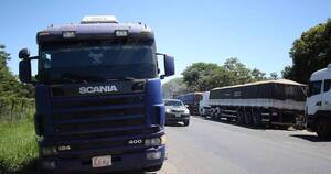 La Nación / Camioneros reportan pérdidas por retrasos en pasos brasileños, tras huelga en el vecino país