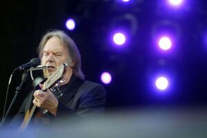 ¿Por qué Neil Young pidió a Spotify retirar su música de la plataforma?