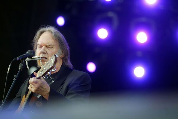 ¿Por qué Neil Young pidió a Spotify retirar su música de la plataforma?