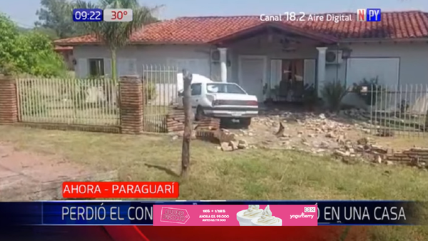 Auto entró al patio de una casa por escaza señalización en Paraguarí