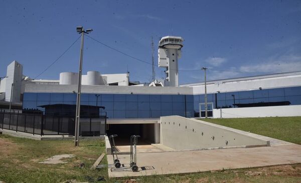 Funcionario dice que fiscalizadores de las obras del aeropuerto no fueron echados - Nacionales - ABC Color