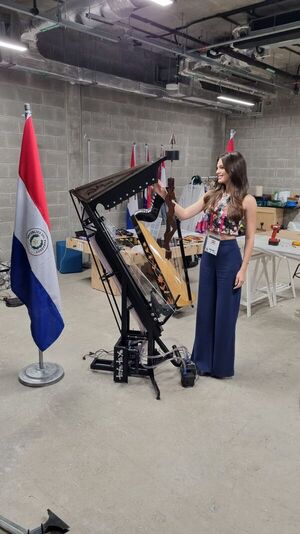 Nadia Ferreira colabora con el armado del arpa de agua en la Expo Dubái 2020 - Música - ABC Color