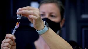 Moderna inicia ensayos clínicos de vacuna contra ómicron