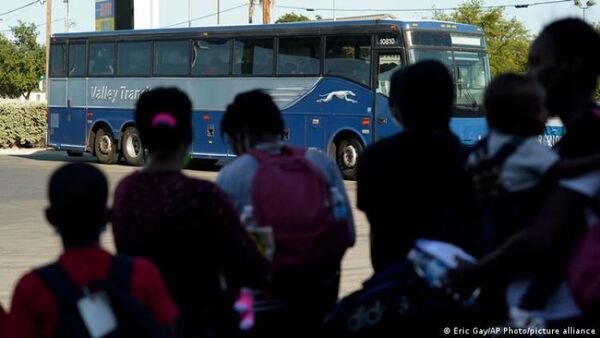 México detiene a dos buses con casi 200 migrantes irregulares