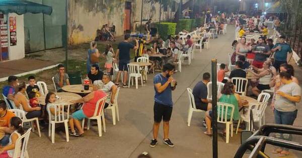 La Nación / En la calle, jóvenes montan food park