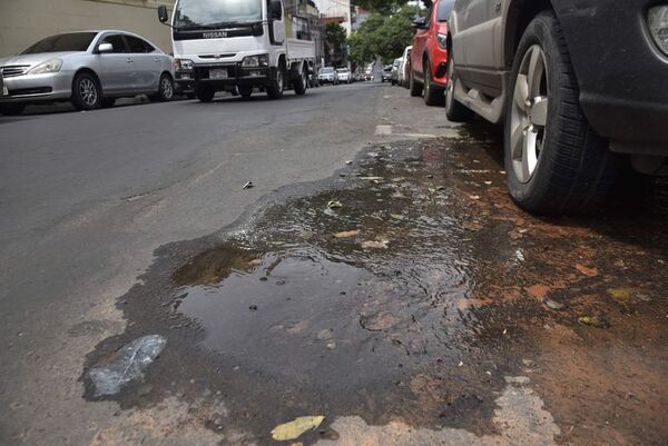 Crisis de agua en barrios, mientras se pierden litros por los caños rotos de Essap - Nacionales - ABC Color
