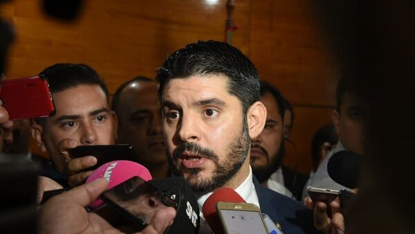 Nenecho alquiló un supercamión que operaba "60 horas" por día