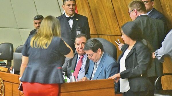 Ejecutivo autoriza pago de cinco gratificaciones a estatales en 2022