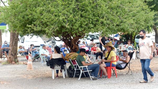 Internaciones al tope en Ingavi y familiares sufren a la intemperie