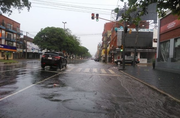 Anuncian jueves cálido y con lluvias