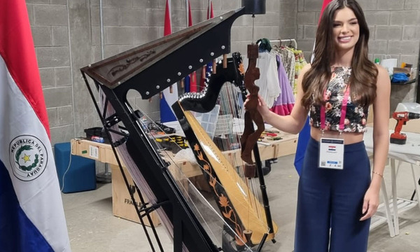 Nadia Ferreira colabora con el armado del arpa de agua en la Expo Dubái 2020 - OviedoPress
