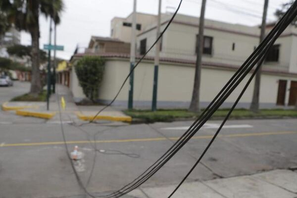 Cable se lió por el cuello de motociclista y murió electrocutado