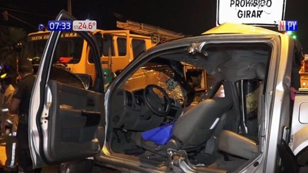 Camioneta impacta contra columna sobre Transchaco | Noticias Paraguay