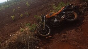 Cable se enrolló sobre cuello de motociclista y este muere electrocutado | Noticias Paraguay
