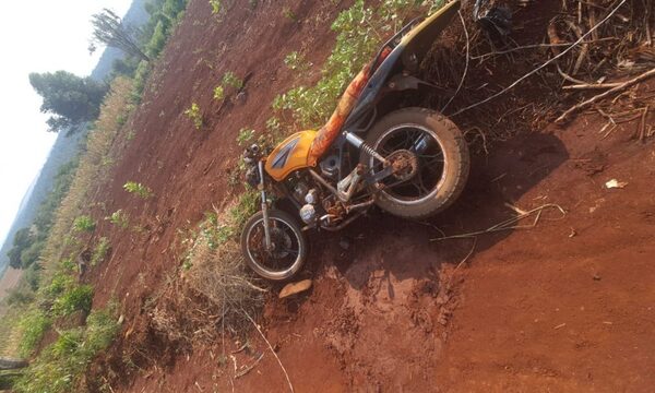 Motociclista muere electrocutado a causa de cable suelto