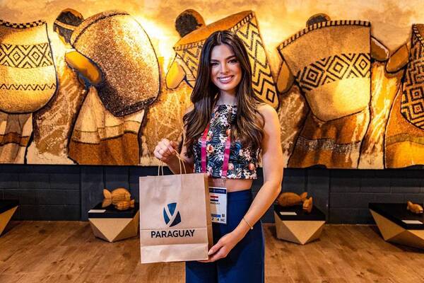 Nadia Ferreira visitó el pabellón de Paraguay en la Expo 2020 Dubái