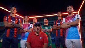 Chiqui presentó la nueva camiseta que usará Cerro Porteño