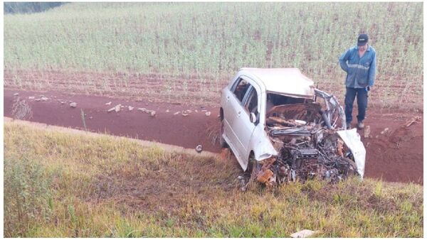 Hombre muere tras violento choque entre auto y camión en Ñacunday