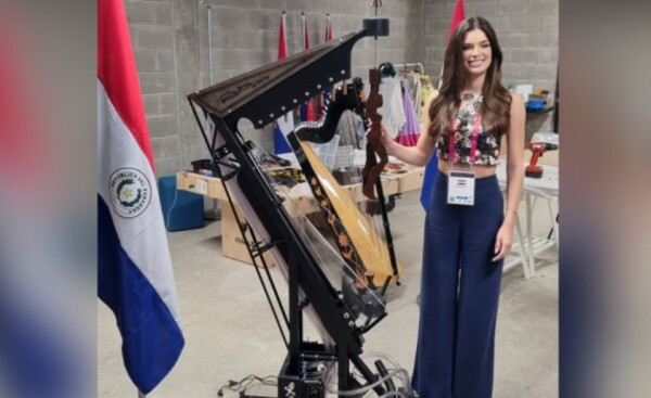 Nadia Ferreira colabora con el armado del arpa de agua en Expo Dubái