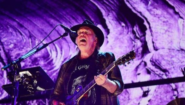 Diario HOY | Spotify retira música de Neil Young tras ultimátum del artista