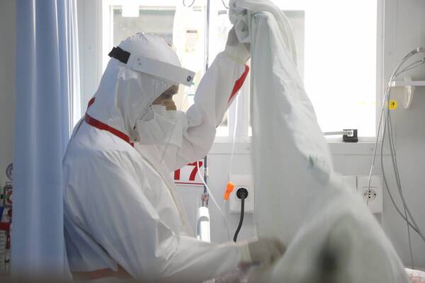 Crónica / "Nos vamos a morir todos acá", he'i que pacientes ligan covid en el propio Hospital