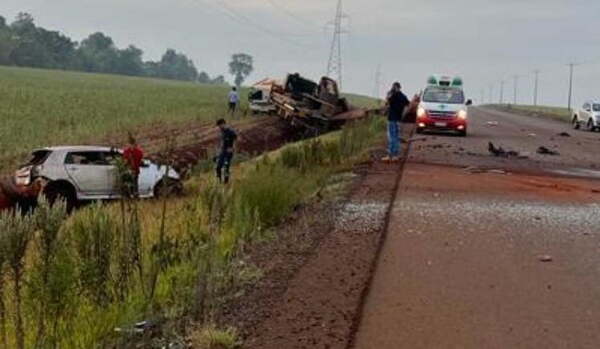 Un muerto tras choque entre camión y automóvil en Ñacunday - Noticiero Paraguay