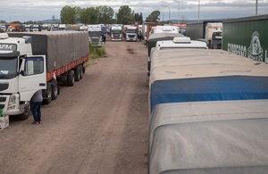 Centenares de camiones varados en frontera entre Chile y Argentina por cambio en protocolo sanitario
